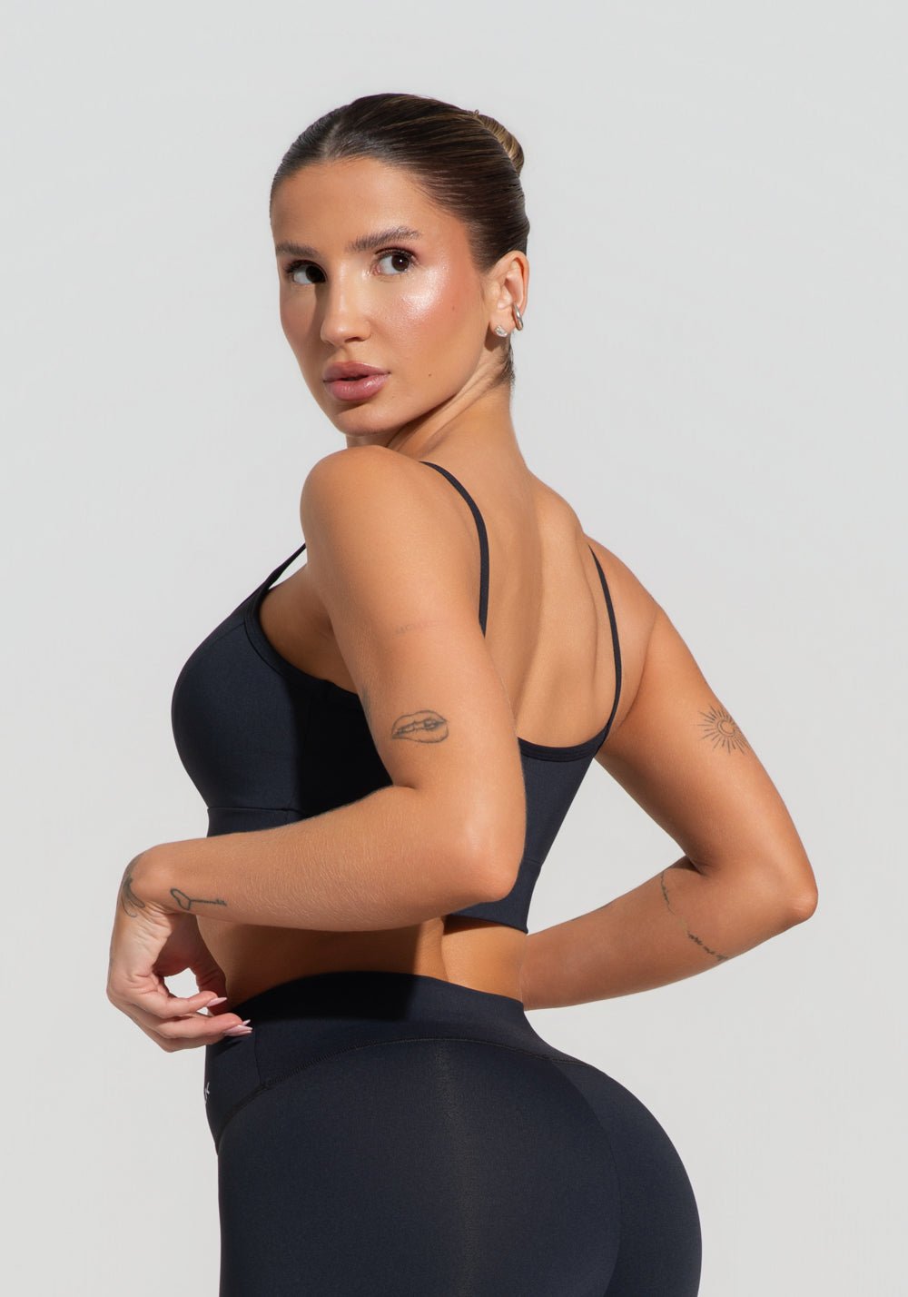 Top Fitness Feminino Com Recortes Preto Básico Dlk - Imagen 2